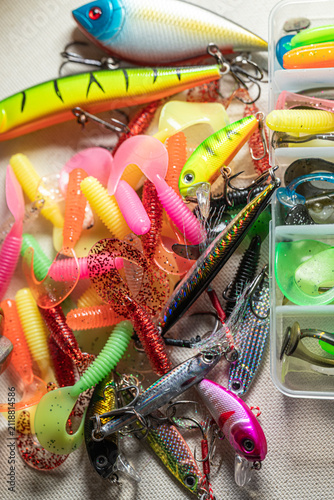 Foto Assorted colorful fishing lures and tackle box The Concept of angling gear colle