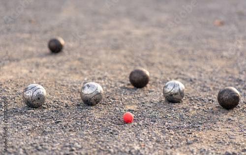Foto traditional petanque metallic ball on gravel court,active lifestyle and outdoor