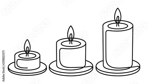 Fotografie Línea minimalista de tres velas encendidas de diferentes tamaños