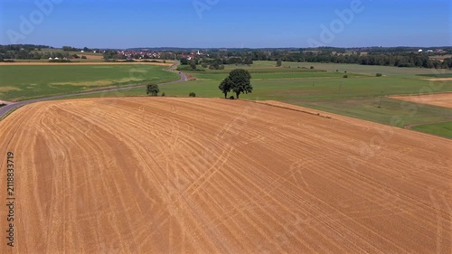 Abgeerntetes Getreidefeld, Stoppelfeld, Sommer, Trockenheit, Klimawandel, Luftaufname, Drohnenaufnahme, Landschaft, Bayern, Deutschland