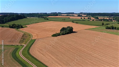 Abgeerntetes Getreidefeld, Stoppelfeld, Sommer, Trockenheit, Klimawandel, Luftaufname, Drohnenaufnahme, Landschaft, Bayern, Deutschland