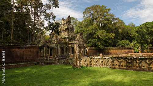 Foto Historic ruins of the Elephant Terrace and gopura gate in Cambodia