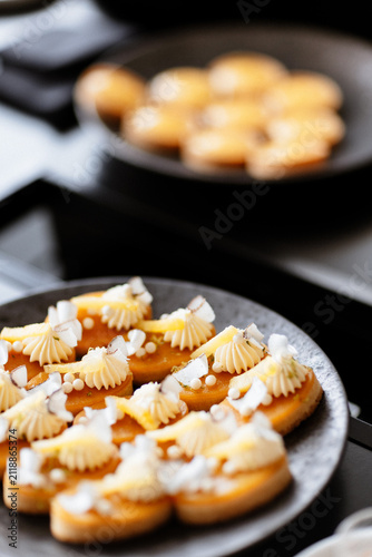 Présentation de desserts au citron dans l'assiette