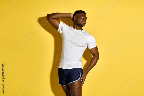 фотографія Charming summer vibe from a handsome man in stylish casual attire against a brig