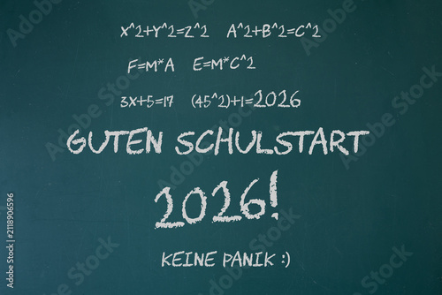 Tafel mit Text GUTEN SCHULSTART 2026 und einer mathematischen Formel als humorvollen Zusatz