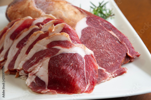 Obraz w ramie ジビエ鹿肉スライスとブロック肉