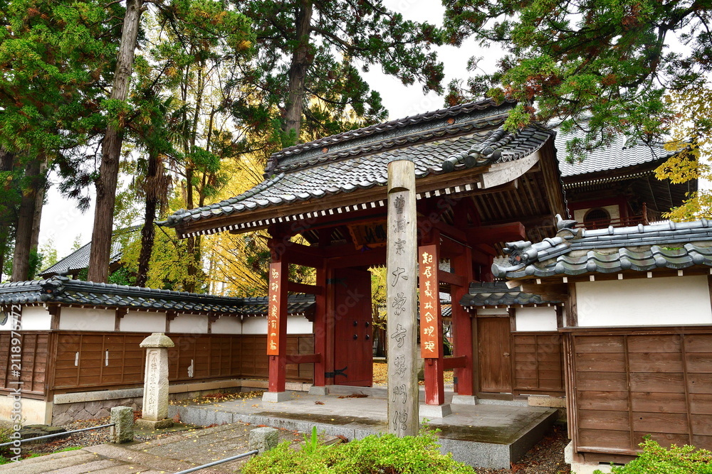 Obraz premium 紅葉に彩られた大栄寺（新潟県新潟市江南区沢海）