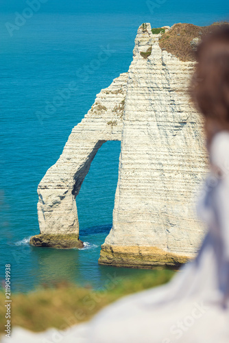 Konstfotografi Falaises d’Étretat en Normandie, célèbres formations de craie blanche et arches naturelles sur la côte d’Albâtre face à la mer