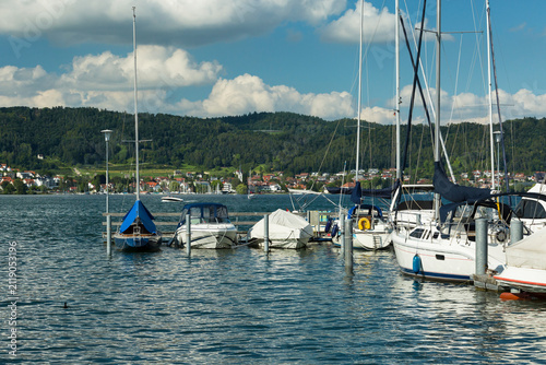 Yachthafen in Bodman mit Blick auf Ludwigshafen am Bodensee.
Harbor in Bodman with a view of Ludwigshafen, Lake Constance
