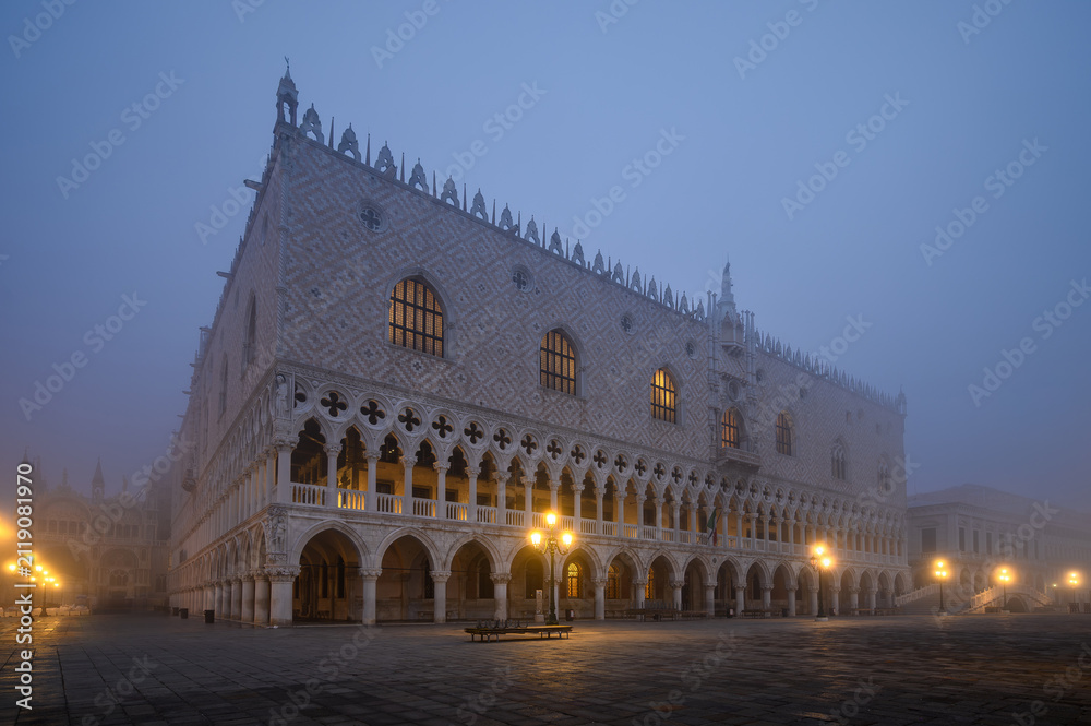 Fototapeta premium Doge's Palace Facade in Fog at Dawn - Venice, Italy
