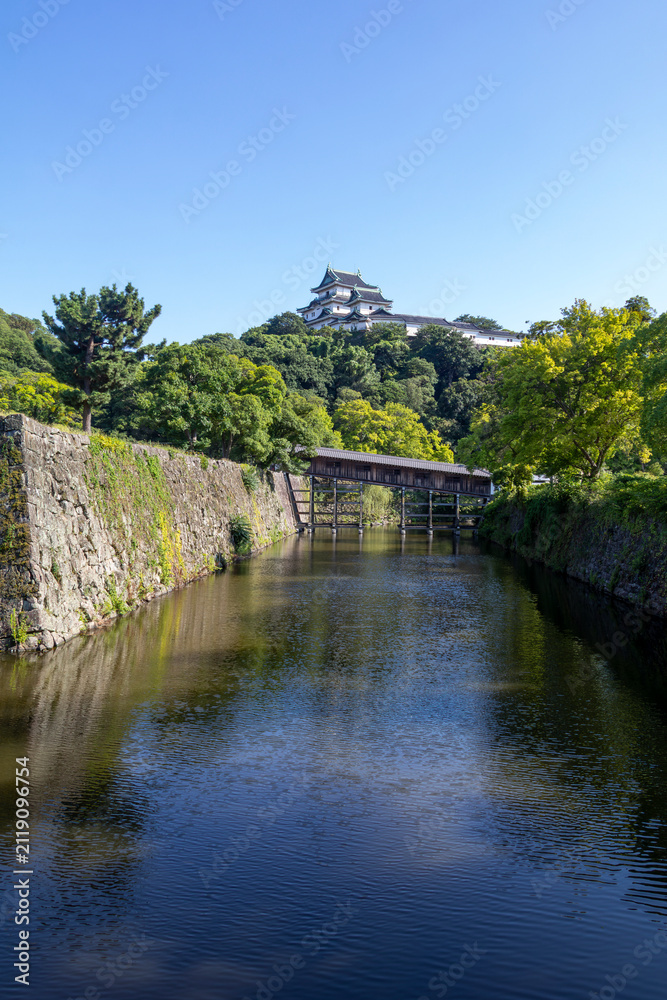 Fototapeta premium 御堀から見る和歌山城の天守閣