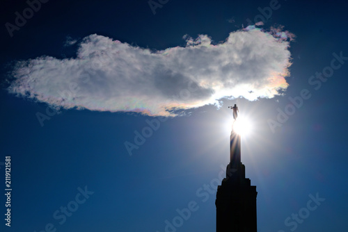 Quadro su tela Steeple with Angel Moroni on Mormon or LDS or Latter Day Saints Temple with Suns