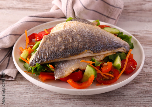 Foto Fried dorado fillet with  salad