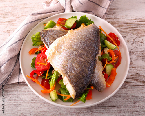 Foto Fried dorado fillet with  salad