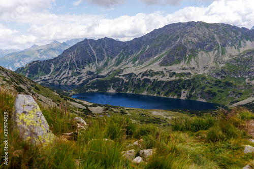 фотографія Scenic Alpine Lake Vista from Mountain Slope