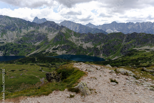 Foto Rocky Hiking Trail Overlooking Tatra Mountain Valley