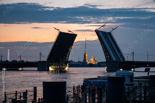Quadro su tela Palace Drawbridge opens during white night over Neva river, with Peter and Paul Fortress view