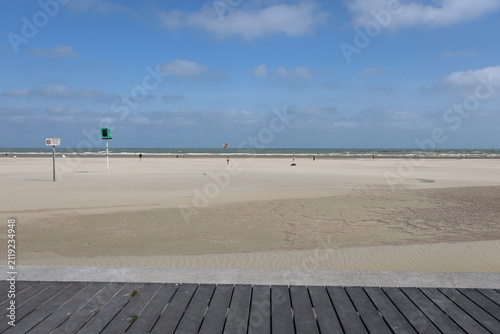 La plage de la digue des alliés le long de la Manche, ville de Dunkerque, département du Nord, France