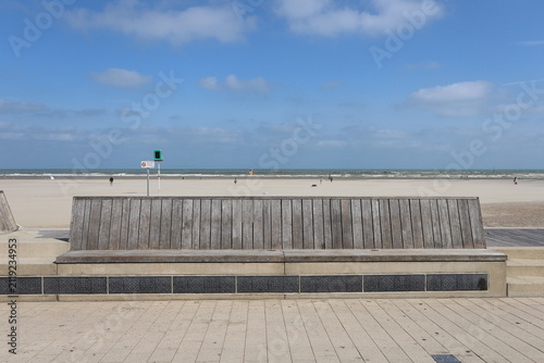 La plage de la digue des alliés le long de la Manche, ville de Dunkerque, département du Nord, France