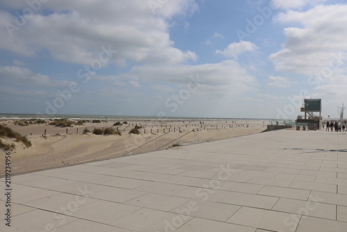 La plage de la digue des alliés le long de la Manche, ville de Dunkerque, département du Nord, France