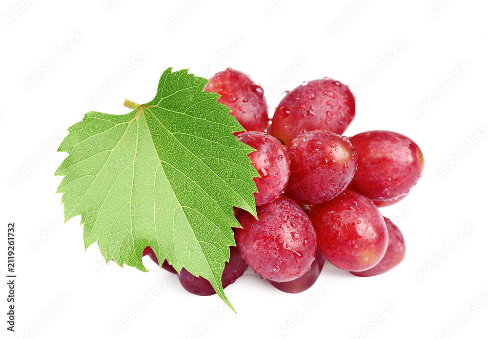 Obraz premium Fresh grapes with green leaf isolated on white