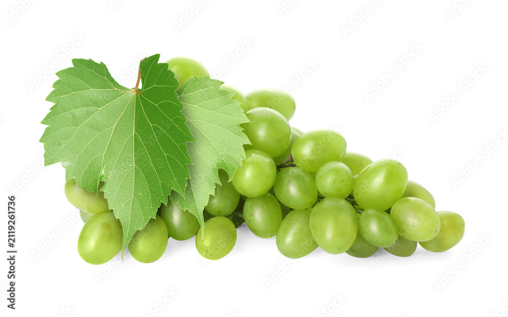 Obraz premium Bunch of grapes with green leaves isolated on white