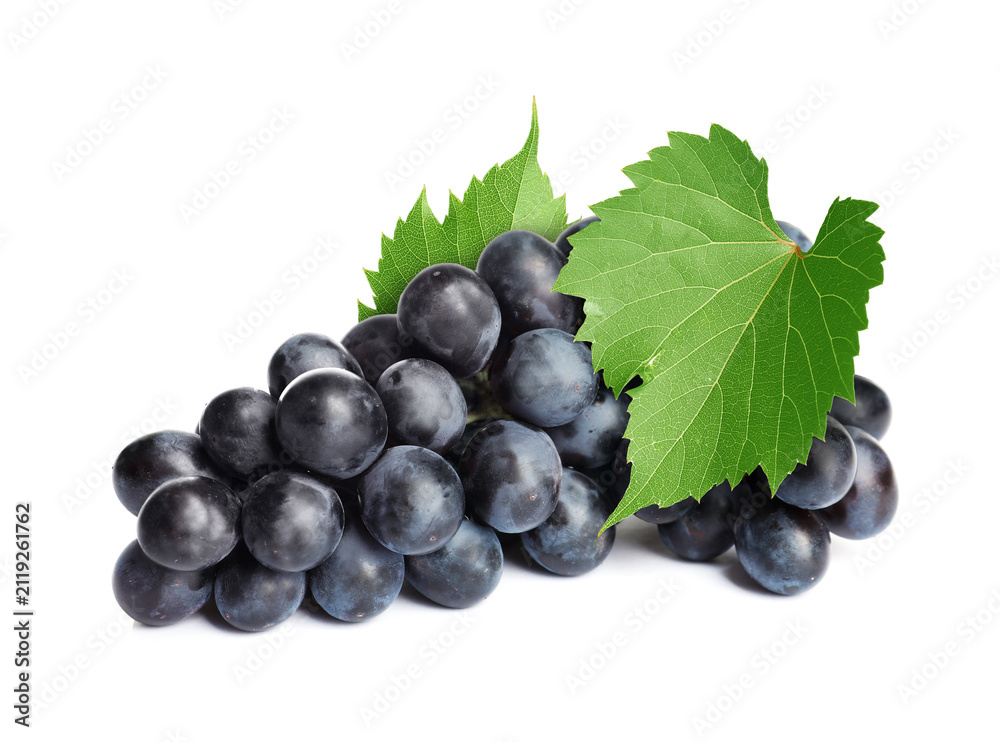 Obraz premium Bunch of grapes with green leaves isolated on white