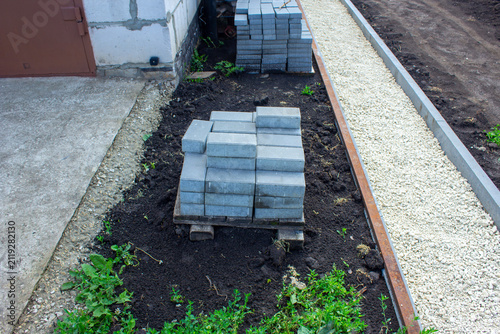 Строительство дорожки из тротуарной плитки в частном доме. Construction of a paving stone path in a private house.