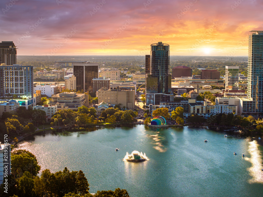 Fototapeta premium Orlando, Florida architecture in city downtown at sunset. USA travel destination. American urban landscape with Lake Eola Park and high-rise office buildings.