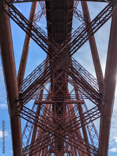 Foto View of the iconic Forth Bridge in Scotland, a UNESCO World Heritage site known for its impressive iron structure and railway connectivity