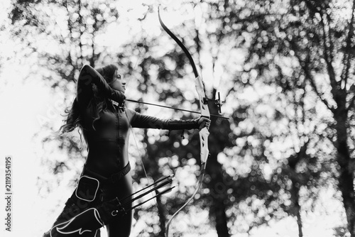 Cuadro en lienzo Archer drawing bow aiming for precision target
