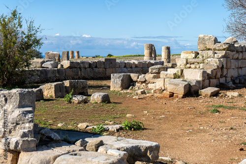 Bild auf Leinwand Ancient stone ruins by the sea