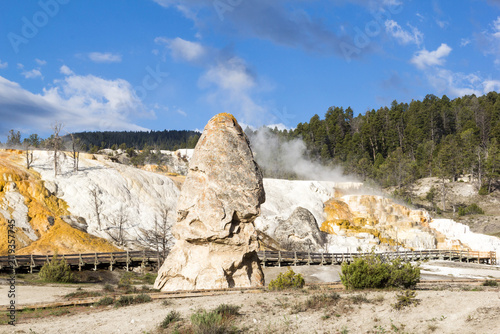Foto The Liberty Cap, a dormant hot spring cone at Mammoth Hot Spring, Yellowstone Na