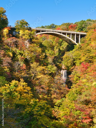 秋の鳴子峡【宮城県大崎市】紅葉の峡谷と大深沢橋