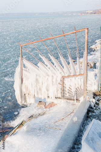 Obraz na plátně Frozen Lake Balaton shoreline with ice-covered gate