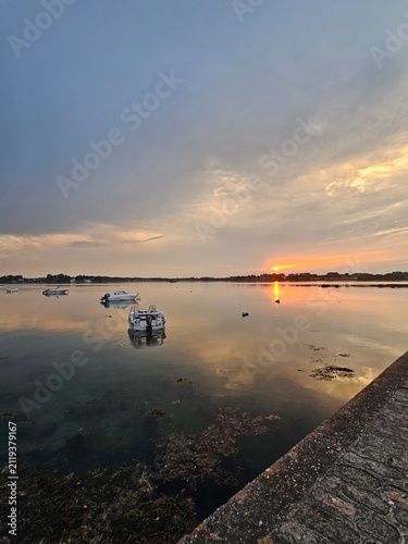 Blick auf den Etel in Frankreich bei Abenddämmerung mit Booten