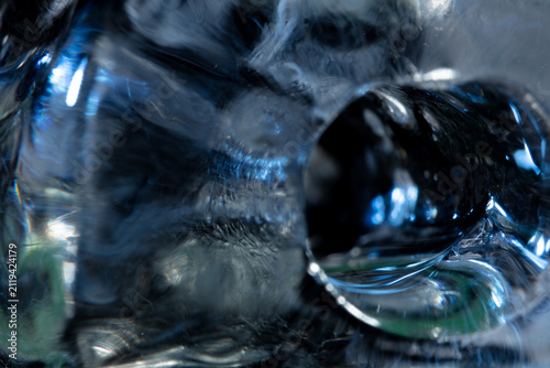 Fotografía Under macro closeup, the ice reveals abstract patterns and textures against a cold background