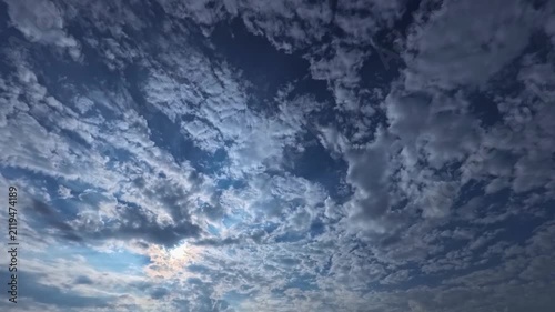 昇る朝日と雲の表情