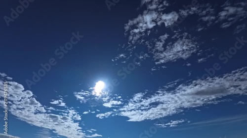 昇る朝日に白く照らされる雲