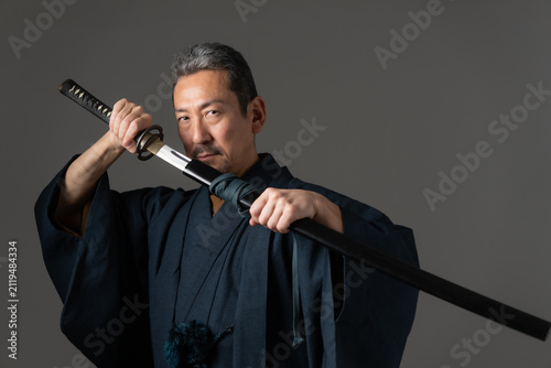日本刀を持った男性