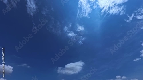晴れた日の低層の雲と高層の雲