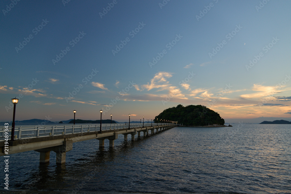 Fototapeta premium 【竹島】夕暮れ時の島に架かる橋