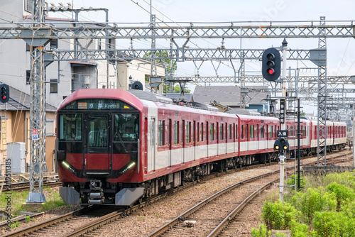 橿原神宮前駅へ到着した近鉄の列車