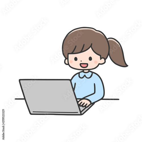 ノートパソコンを操作する笑顔の女の子