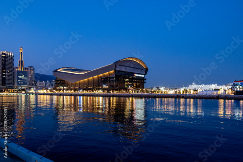 Картината върху платно ブルーアワーに輝くGLION ARENA KOBEと神戸港