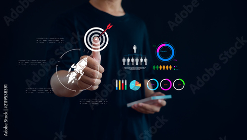 Foto Business professional presenting business growth strategy with target achievement, performance analytics, data visualization, KPI dashboard, market analysis, goal planning, digital transformation