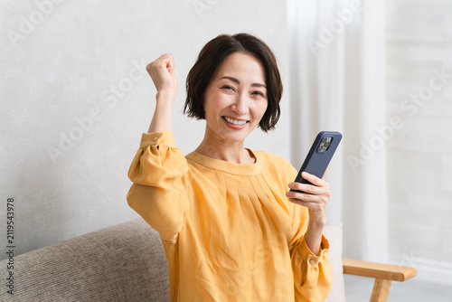 スマートフォンを操作する女性　ライフスタイルイメージ
