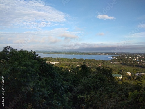 Fotografie Scenic view of ocean bay with trees and buildings