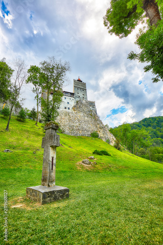 Fotografía Amazing Landscape with medieval Bran castle known for the myth of Dracula