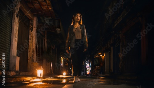 Mujer caminando de noche por un callejón estrecho y oscuro con luces cálidas y pavimento mojado